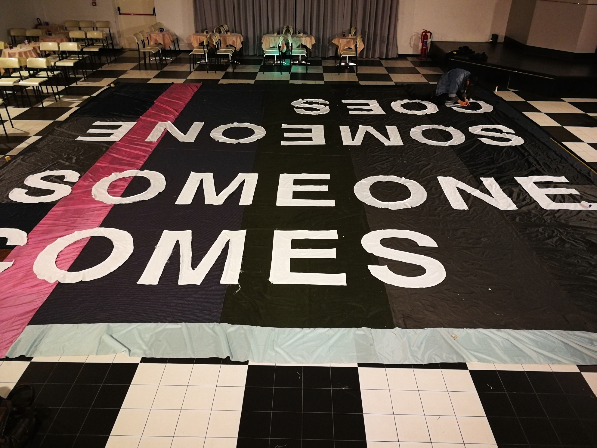 Tessuti urbani: someone comes, smeone goes