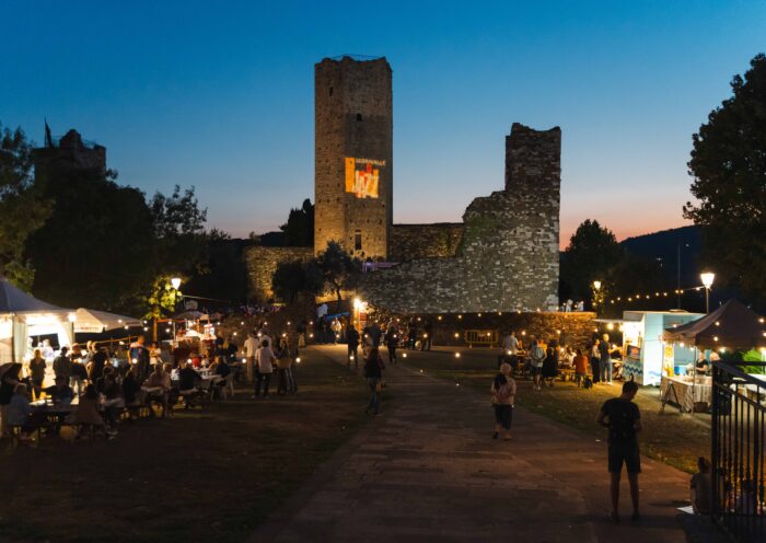 Veduta serale del palco illuminato alla Rocca di Castruccio durante un concerto del festival Serravalle Jazz a Serravalle Pistoiese.