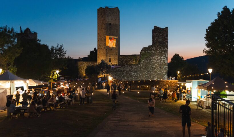 Veduta serale del palco illuminato alla Rocca di Castruccio durante un concerto del festival Serravalle Jazz a Serravalle Pistoiese.