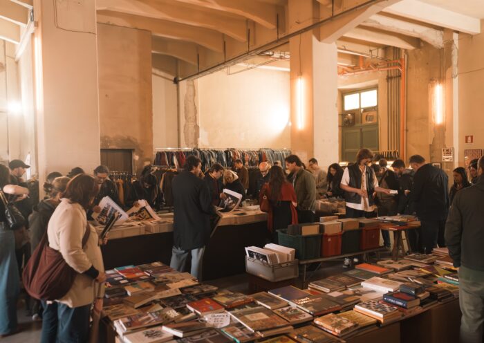 Stand di abbigliamento e oggetti all'evento vintage East Market di Firenze