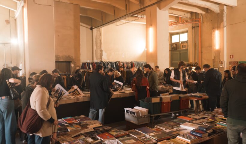 Stand di abbigliamento e oggetti all'evento vintage East Market di Firenze