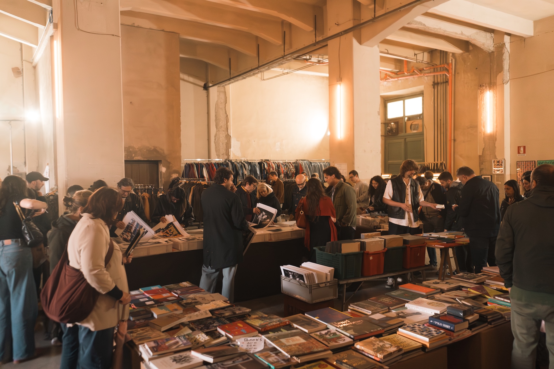 Stand di abbigliamento e oggetti all'evento vintage East Market di Firenze
